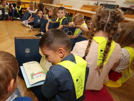 PRVOŠOLČKI CERKNICA 18 FOTO LJUBO VUKELIČ